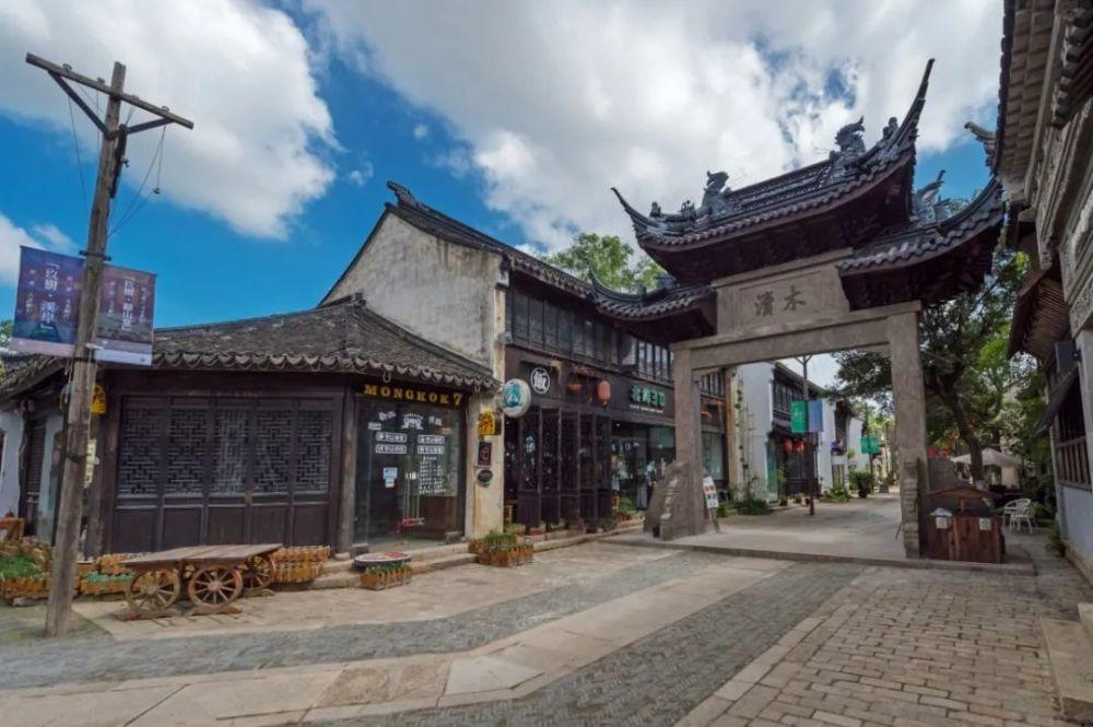 吴建豪亲自操刀,周星驰离子烫新造型引热议,网友:妩媚动人